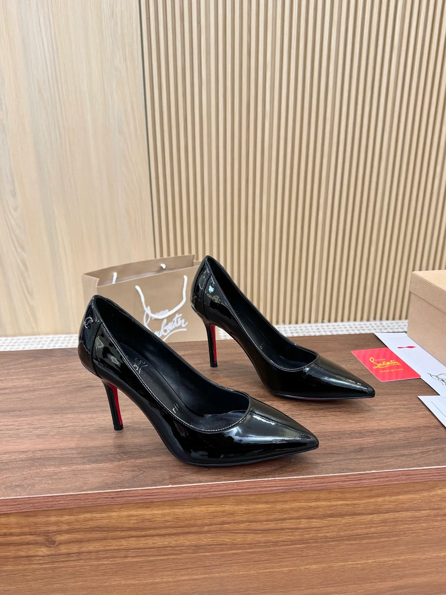 👟👟Ex-factory price 480👟👟 Genuine leather sole +40 Year-round shipment💝Christian Louboutin CL👠 "Patent Leather Hemming Craft Series" Noble and luxurious, real blingbling👟👟 Real materials, all customized by the pattern maker, and the materials are made of original customized materials to achieve the taste of the original 5 color options💍Upper: Imported👉cow patent leather💪 Lining: Sheepskin foot pad/lining Size: 34-40.41.42 Heel height: two options: 10.5cm and 8.5cm